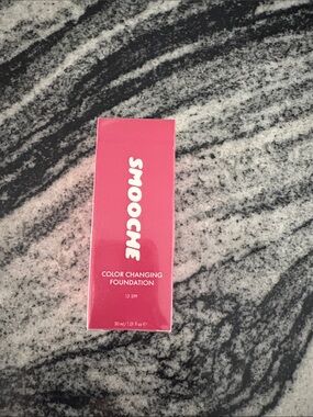 New in Box Smooche Color Changing Foundation